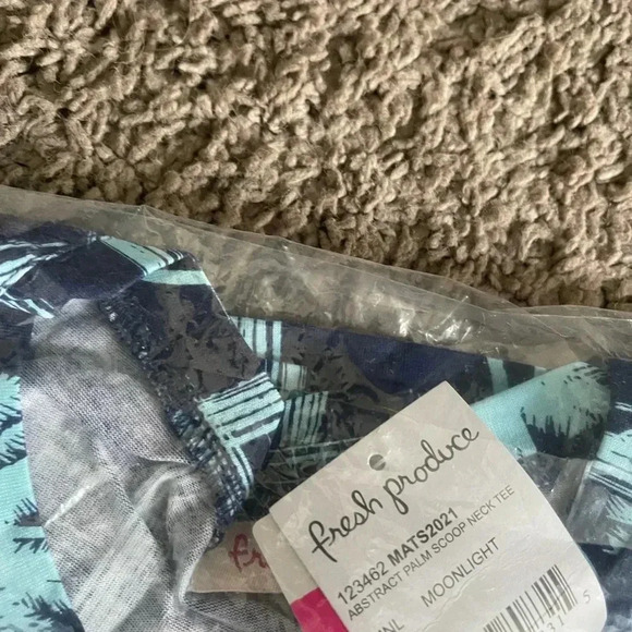 🔥HOST PICK🔥 NWT Fresh Produce Abstract Palm scoop neck tee - Picture 3 of 3